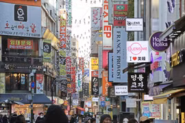 Người dân mua sắm hàng hóa tại khu vực Myeongdong, thủ đô Seoul của Hàn Quốc. (Ảnh: Yonhap/ TTXVN)