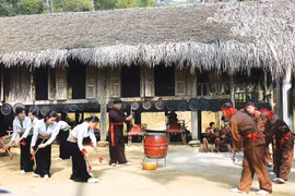 Trình diễn điệu trống đu của Câu lạc bộ văn hóa dân gian Mường xã Tất Thắng tại điểm du lịch cộng đồng xã Khả Cửu. (Nguồn: http://thanhson.phutho.gov.vn)