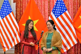 Phu nhân Đại sứ Nguyễn Phương Liên chuyển giao chức danh Chủ tịch Hội cho Phu nhân Đại sứ Myanmar Kay Thi Kyi Wynn. (Ảnh: Đặng Huyền/TTXVN)