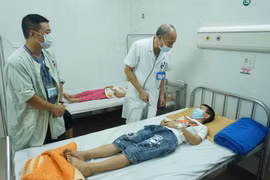 Học sinh Trường Tiểu học Tiên Dương được theo dõi sức khỏe tại Khoa Nhi, Bệnh viện Đa khoa Đông Anh, vào chiều 10/9. (Nguồn: hanoimoi)