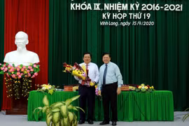 Bí thư Tỉnh ủy Vĩnh Long Trần Văn Rón tặng hoa chúc mừng Tân Phó Chủ tịch UBND tỉnh Vĩnh Long Nguyễn Văn Liệt. (Ảnh: Phạm Minh Tuấn/TTXVN)