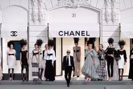 Một buổi trình diễn thời trang Xuân Hè của hãng Chanel ở thủ đô Paris, Pháp. (Ảnh: AFP/TTXVN)