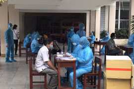 Công tác lấy mẫu xét nghiệm được thực hiện an toàn, cẩn trọng, đảm bảo không để xảy ra sai sót. (Ảnh: TTXVN phát)