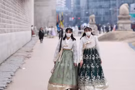 Khách du lịch đeo khẩu trang để phòng tránh lây nhiễm COVID-19 tại Seoul, Hàn Quốc, ngày 21/2. (Ảnh: THX/TTXVN)
