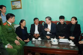 Trong ảnh: Đại tướng Tô Lâm, Bộ trưởng Bộ Công an động viên, chia buồn sự mất mát của thân nhân Thượng tá Nguyễn Huy Thịnh. Ảnh: Doãn Tấn - TTXVN
