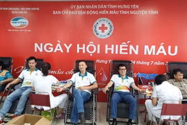 Cán bộ, nhân viên Viettel Hưng Yên tham gia hiến máu. (Ảnh: Phạm Kiên/TTXVN)