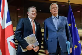 Trưởng đoàn đàm phán của EU về Brexit Michel Barnier (phải) và Trưởng đoàn đàm phán Brexit của Anh David Frost (trái) tại cuộc gặp ở Brussels, Bỉ, ngày 2/3 vừa qua. (Ảnh: AFP/TTXVN)