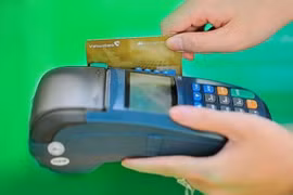 Thanh toán không dùng tiền mặt đã trở nên phố biến. (Nguồn: Vietcombank)