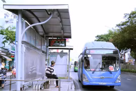 Một bến xe buýt tại Thành phố Hồ Chí Minh. (Ảnh: Tiến Lực/TTXVN)