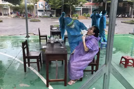 Người dân khai báo thông tin cá nhân, lịch trình di chuyển và lấy mẫu dịch họng, mẫu máu để xét nghiệm theo đúng quy định. (Ảnh: TTXVN phát)