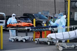 Chuyển bệnh nhân mắc COVID-19 tới bệnh viện ở Brooklyn, New York của Mỹ. (Ảnh: AFP/TTXVN)