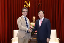 Ủy viên Bộ Chính trị, Bí thư Thành ủy Hà Nội Vương Đình Huệ tiếp Ngài Pier Giorgio Aliberti, Đại sứ, Trưởng Phái đoàn Liên minh châu Âu (EU) tại Việt Nam. (Ảnh: Văn Điệp/TTXVN)