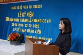Đảng viên trẻ Cát Thị Quỳnh Anh phát biểu tại Lễ kỷ niệm 90 năm Ngày thành lập Đảng Cộng sản Việt Nam. (Ảnh: TTXVN phát)
