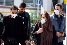 Người dân đeo khẩu trang phòng tránh dịch COVID-19 tại Tehran, Iran, ngày 22/2 vừa qua. (Ảnh:AFP/TTXVN)