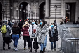 Người dân và du khách đeo khẩu trang phòng tránh lây nhiễm COVID-19 tại Paris, Pháp. (Ảnh: AFP/TTXVN)