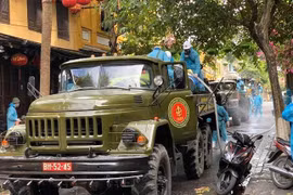 Lực lượng quân đội phun hóa chất khử trùng trên các tuyến phố trọng điểm ở phố cổ Hội An. (Ảnh: Trịnh Bang Nhiệm/ TTXVN)