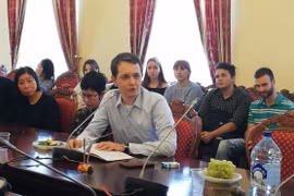 Phó Giáo sư Học viện Á-Phi, Đại học Quốc gia Moskva mang tên Lomonosov Maxim Syunnerberg đang phát biểu. (Ảnh: Bùi Duy Trinh/TTXVN)