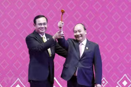 Thủ tướng Nguyễn Xuân Phúc nhận búa Chủ tịch ASEAN từ Thủ tướng Thái Lan Prayuth Chan-o-cha. (Ảnh: Thống Nhất/TTXVN)