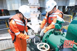 Cán bộ kỹ thuật Nhà máy Lọc hóa dầu Nghi Sơn vận hành dây chuyền xuất sản phẩm. (Nguồn: investinthanhhoa.gov)