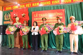 Chủ tịch UBND tỉnh Bắc Ninh Nguyễn Hương Giang trao Bằng khen, tặng hoa cho các đơn vị tham gia phá án. (Ảnh: Đinh Văn Nhiều/TTXVN)