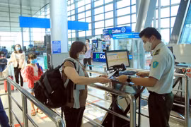 Hành khách khai báo y tế tại Cảng hàng không quốc tế Cát Bi, thành phố Hải Phòng. (Ảnh: An Đăng/TTXVN)