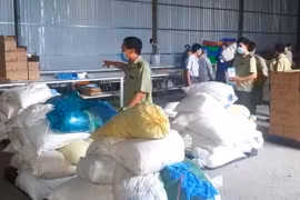 Kho chứa hàng găng tay y tế bị cơ quan chức năng phát hiện. (Ảnh: Huyền Trang/TTXVN)
