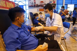 Đông đảo công đoàn viên, thanh niên tham gia hiến máu. (Ảnh: Nam Sương/TTXVN)