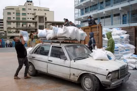 Công nhân chuyển lương thực cứu trợ cho người tị nạn Palestine tại trại tị nạn ở Gaza, ngày 31/3 vừa qua. (Ảnh: THX/TTXVN)