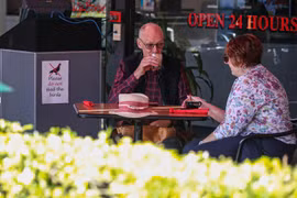 Khách hàng dùng bữa tại một nhà hàng ở Sydney của Australia, ngày 20/5 vừa qua. (Ảnh: THX/TTXVN)