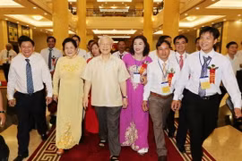 Tổng Bí thư Nguyễn Phú Trọng với các đại biểu nông dân xuất sắc. (Ảnh: Trí Dũng/TTXVN)