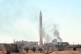 Khói bốc lên sau các cuộc giao tranh giữa quân đội Syria và phiến quân IS tại Hama . (Nguồn: THX/TTXVN)