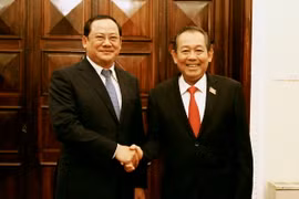  Phó Thủ tướng Thường trực Trương Hòa Bình đón và hội đàm với Phó Thủ tướng Lào Sonesay Siphandone. (Ảnh: An Đăng/TTXVN)