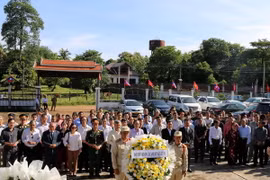 Các đại biểu cùng đông đảo kiều bào dâng hương tưởng niệm tại nghĩa trang liệt sỹ Liên quân Lào-Việt. (Ảnh: Phạm Kiên/Vietnam+)