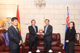 Ông Vũ Hồng Khanh tặng quà lưu niệm cho Đại sứ Lương Thanh Nghị nhân buổi làm việc tại Đại sứ quán ở Canberra. (Ảnh do đoàn cung cấp) 