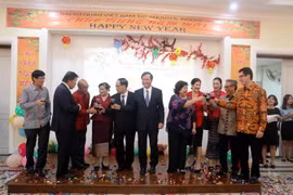 Đại sứ Hoàng Anh Tuấn và các vị khách nâng ly chúc mừng năm mới. (Ảnh: Đỗ Quyên/Vietnam+) 