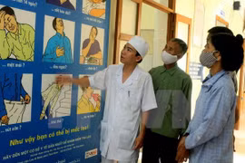 Tuyên truyền cho bệnh nhân lao tại Bệnh viện tỉnh Thái Bình. (Ảnh: Dương Ngọc/TTXVN)