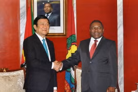 Tổng thống Cộng hoà Mozambique Filipe Jacinto Nyusi đón Chủ tịch nước Trương Tấn Sang. (Ảnh: Nguyễn Khang/TTXVN) 