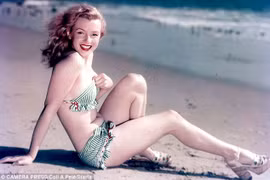 Siêu sao Marilyn Monroe nóng bỏng với bikini năm 1962. (Nguồn: Dailymail)