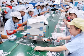 Dây chuyền sản xuất tai nghe cho điện thoại thông minh của Công ty TNHH Glonics Việt Nam với 100% vốn FDI Hàn Quốc. (Ảnh: Hoàng Nguyên/TTXVN)