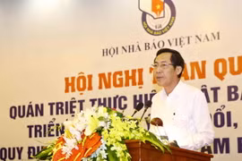 Các tác giả và nhóm tác giả đoạt giải B Giải Báo chí Quốc gia 2016. (Nguồn: Vietnam+)