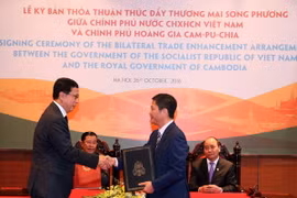 Thủ tướng Nguyễn Xuân Phúc và Thủ tướng Campuchia Hun Sen chứng kiến lễ ký bản thỏa thuận thúc đẩy thương mại song phương. (Nguồn: TTXVN) 