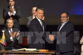 Tổng thống Colombia Juan Manuel Santos (trái) và thủ lĩnh tối cao FARC Timoleon Jimenez. (Nguồn: AFP/TTXVN)