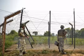 Binh sỹ Ấn Độ gác tại khu vực Jammu trên biên giới Ấn Độ-Pakistan ngày 2/10. (Nguồn: AFP/TTXVN)