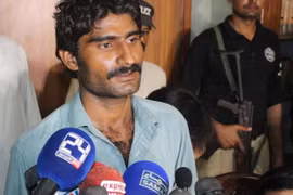 Waseem Azeem sau khi bị bắt. (Nguồn: EPA)