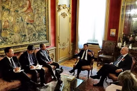 Đại sứ Cao Chính Thiện làm việc với Chủ tịch Hội đồng vùng Piemonte, ông Mauro Laus. (Ảnh:Quang Thanh/Vietnam+)