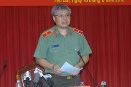 Thiếu tướng Đặng Trần Chiêu, Giám đốc Công an tỉnh Yên Bái phát biểu tại buổi họp báo về vụ án. (Ảnh: Thế Duyệt/TTXVN)