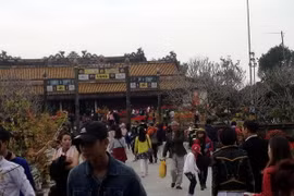 Đông đảo du khách tới tham quan di tích Đại Nội, Cố đô Huế ngày đầu năm Bính Thân. (Ảnh: Quốc Việt/TTXVN)