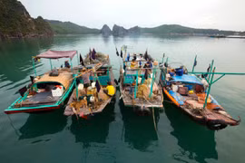 Cuộc sống thường nhật của cư dân làng chài trên Vịnh Hạ Long. (Nguồn: NatGeo)