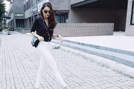 Thanh Hằng "ghi điểm" với cặp đôi quần skinny trắng và sơmi dáng áo pyjama.