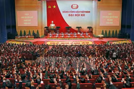 Các đại biểu biểu quyết thông qua Nghị quyết Đại hội XII Đảng Cộng sản Việt Nam. (Nguồn: TTXVN)